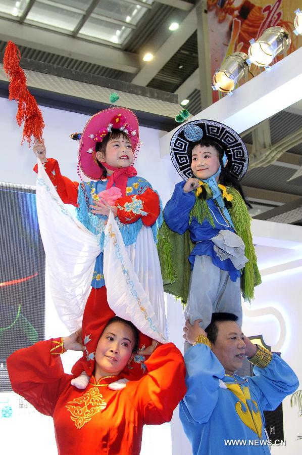 Actors perform at the 9th China International Cultural Industries Fair (ICIF) in Shenzhen, south China's Guangdong Province, May 17, 2013. The four-day ICIF kicked off on Friday here, attracting over two thousand exhibitors. (Xinhua/Liang Xu) 