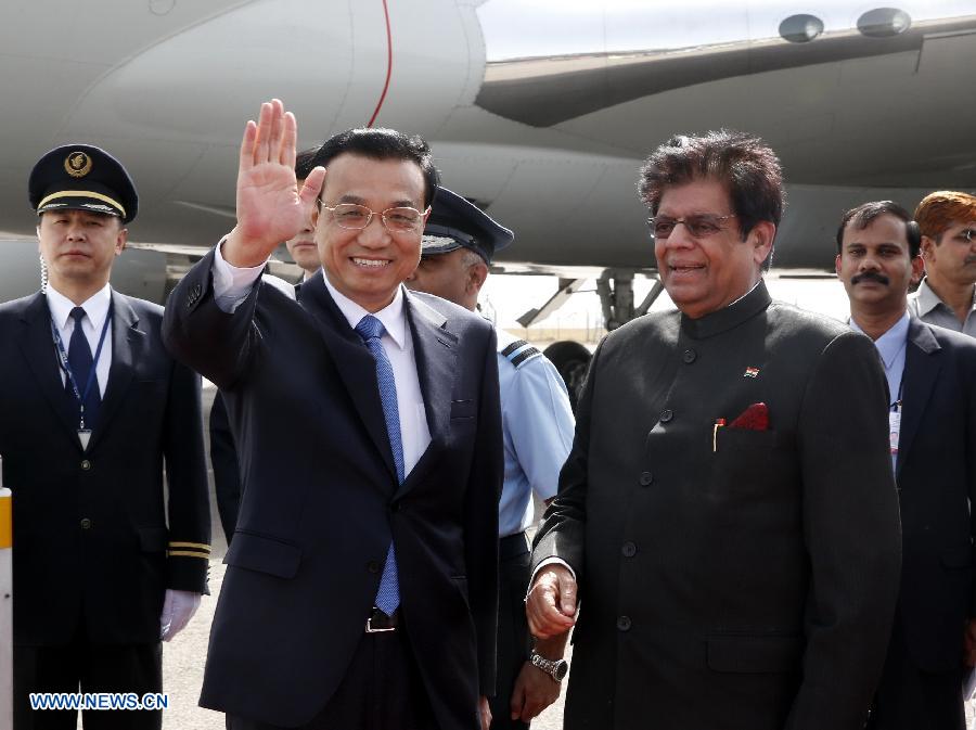 Chinese Premier Li Keqiang (L, front) arrives at an airport in New Delhi, India, kicking off an official visit to the country, on May 19, 2013. (Xinhua/Ju Peng) 