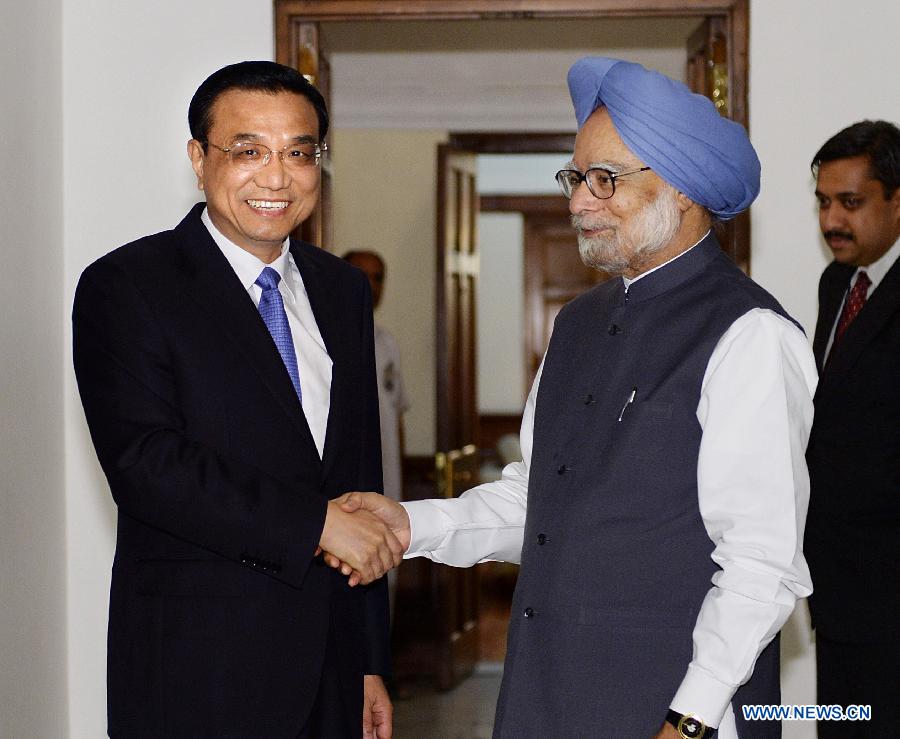 Visiting Chinese Premier Li Keqiang (L) shakes hands with Indian Prime Minister Manmohan Singh prior to their meeting in New Delhi, capital of India, May 19, 2013. (Xinhua/Li Tao)