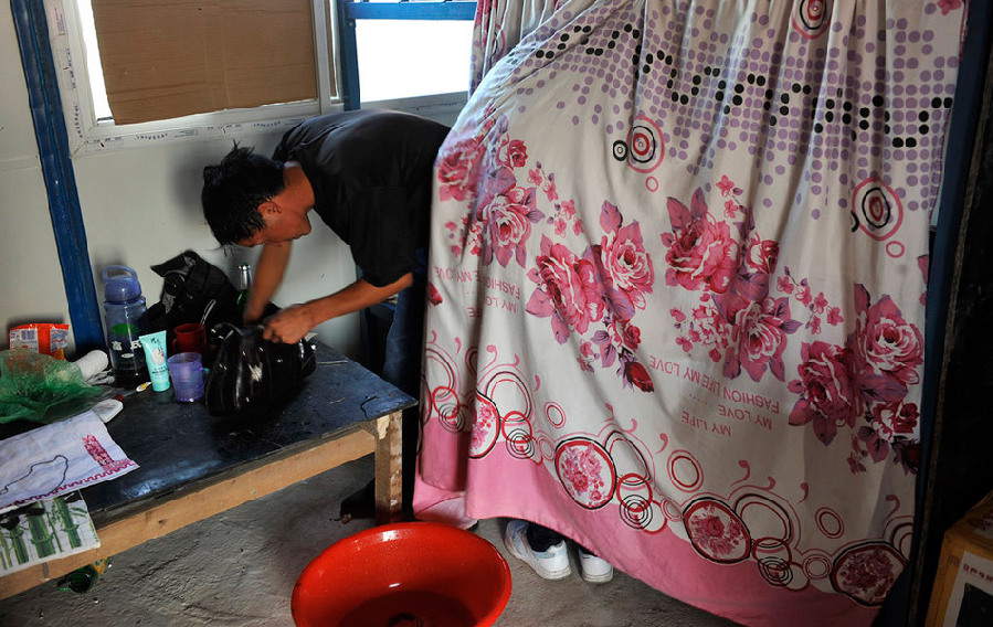 The couple decides to spend Qixi Festival, the Chinese Valentine's Day in an inn nearby. The wife prepares for their date behind the curtain. (Photo/ Guangming Online)