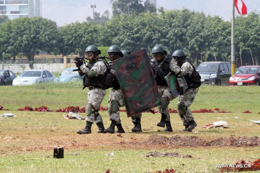 Soldiers participate in a hostage rescue simulation during the 4th International Exhibition of Technology for Defense and Natural Disaster Prevention (SITDEF, by its Spanish Acronym) in the army headquarters, in San Borja district, department of Lima, Peru, on May 19, 2013. The SITDEF 2013 ran from May 15 to 19. (Xinhua/Luis Camacho)