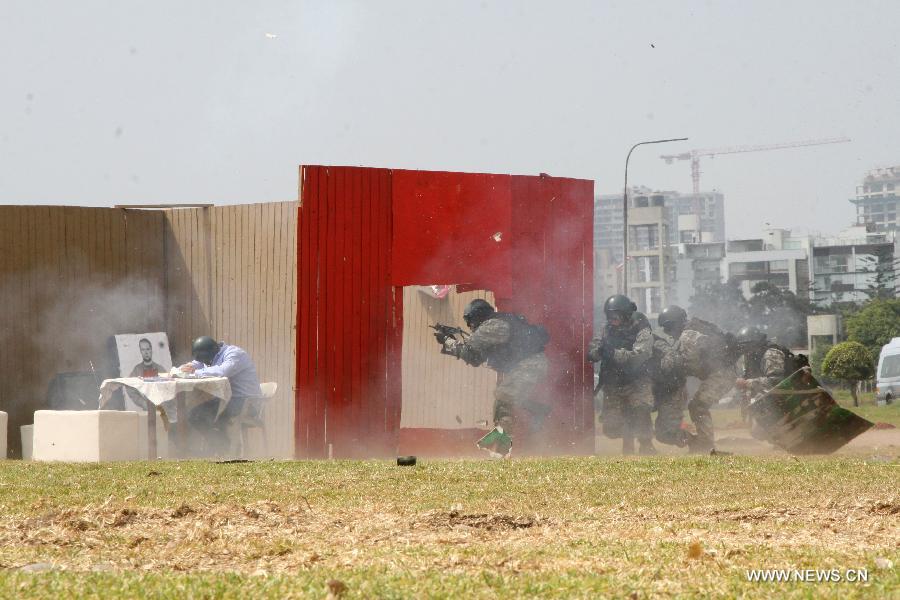 Soldiers participate in a hostage rescue simulation during the 4th International Exhibition of Technology for Defense and Natural Disaster Prevention (SITDEF, by its Spanish Acronym) in the army headquarters, in San Borja district, department of Lima, Peru, on May 19, 2013. The SITDEF 2013 ran from May 15 to 19. (Xinhua/Luis Camacho)