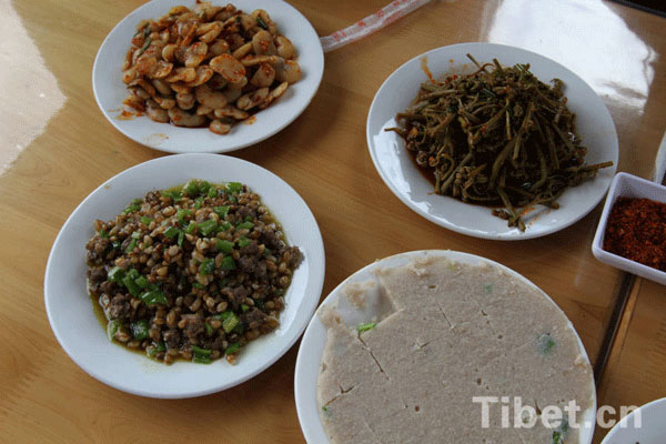 Tourists here can enjoy delicious foods with unique Tibetan flavors. [Photo/China Tibet Online]