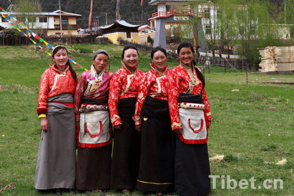 Beautiful Tibetan women are taking a group photo. [Photo/China Tibet Online]