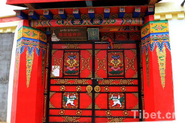 The Tibetan-style door of the village [Photo/China Tibet Online]