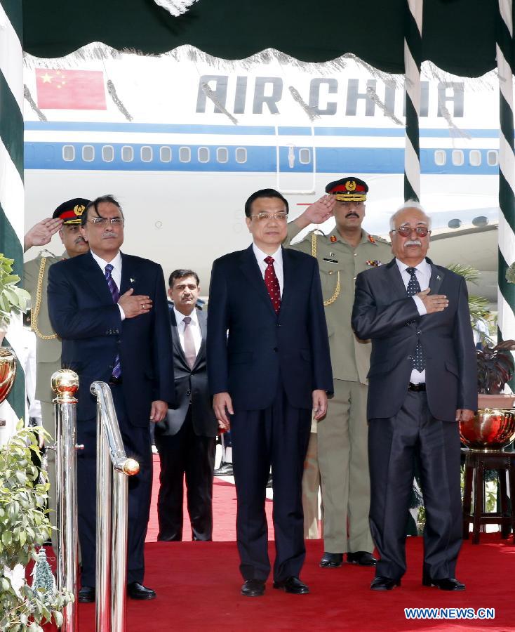 Chinese Premier Li Keqiang (C, front) is welcomed by Pakistani President Asif Ali Zardari (L, front) and interim Prime Minister Mir Hazar Khan Khoso (R, front) during a welcoming ceremony in Islamabad, Pakistan, May 22, 2013. Li Keqiang arrived here Wednesday for an official visit to Pakistan. (Xinhua/Ju Peng)