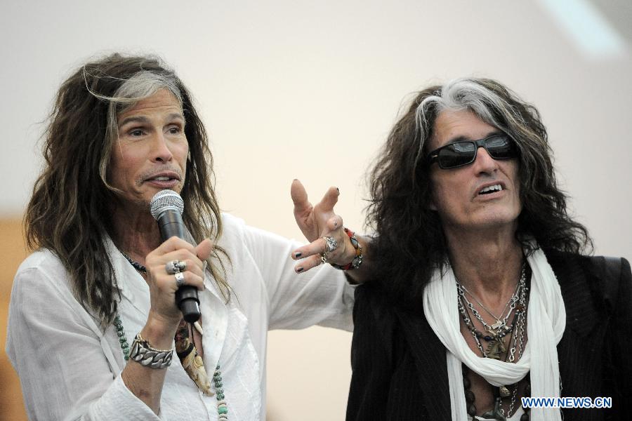 Aerosmith singer Steven Tyler (L) and guitarist Joe Perry attend a press conference for the Social Star Awards in Singapore's Marina Bay Sands Theatre, on May 22, 2013. The inaugural Social Star Awards ceremony will be held Thursday in Singapore and the Singapore Social Concerts will be held in Singapore on May 24 and May 25. (Xinhua/Then Chih Wey) 