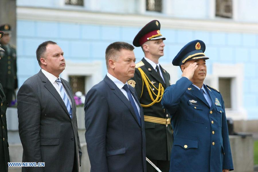 Chinese vice chairman of the Central Military Committee Xu Qiliang (1st R) and Ukrainian Defence Minister Pavlo Lebedev inspect the honor guard in Kiev, Ukraine, May 21, 2013. (Xinhua/Mu Liming)