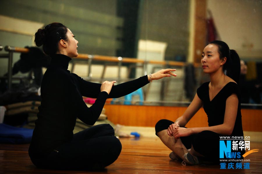 Private dancing trainer Wang Yinxue teaches her student in class in Chongqing. (Photo/Xinhua)
