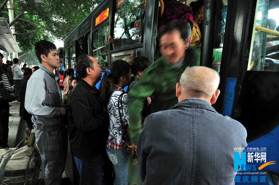 People wait to get on the bus. (Xinhua/Li Xiangbo)