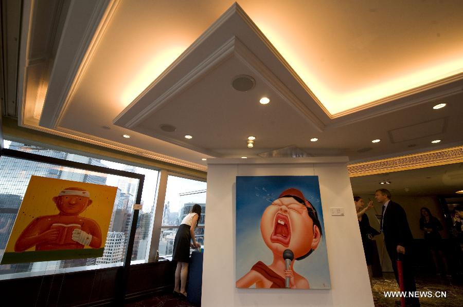 People visit the 2013 Asia Contemporary Art Show in Hong Kong, May 23, 2013. The art show, which exhibits about 2, 000 artworks from 16 countries and regions, opened here on Thursday. (Xinhua/Lv Xiaowei) 