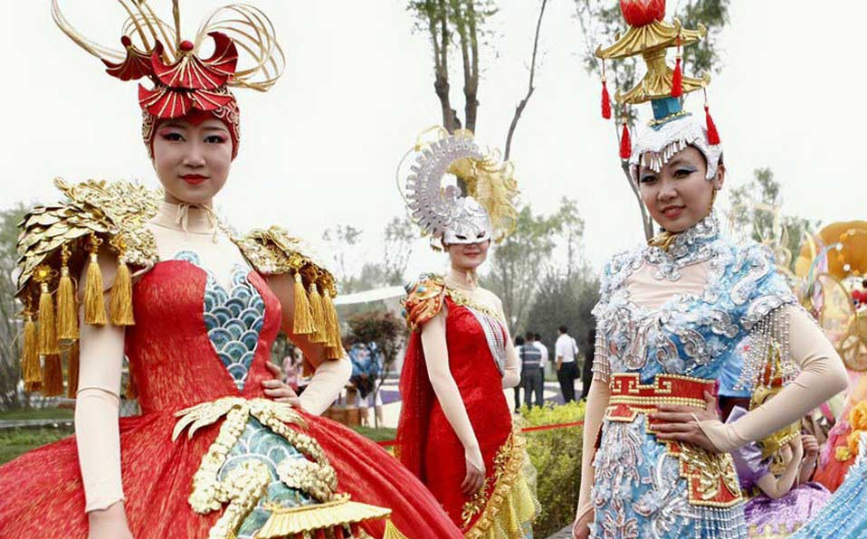 Landscape costumes presented at China Int'l Garden Expo