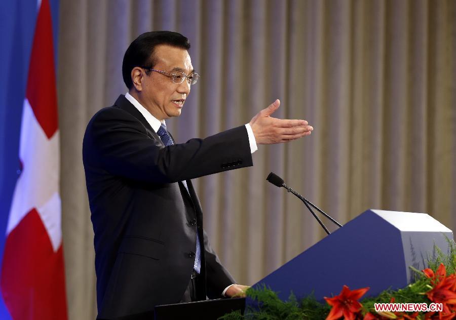 Chinese Premier Li Keqiang answers questions at a luncheon with business and financial leaders in Zurich, Switzerland, May 24, 2013. (Xinhua/Ju Peng) 