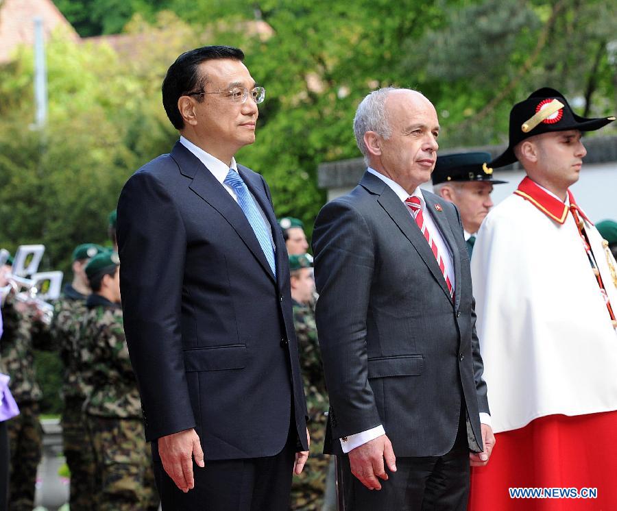Chinese Premier Li Keqiang (L) attends a welcome ceremony held by Swiss President Ueli Maurer (C) in Bern, Switzerland, May 24, 2013. (Xinhua/Li Tao) 