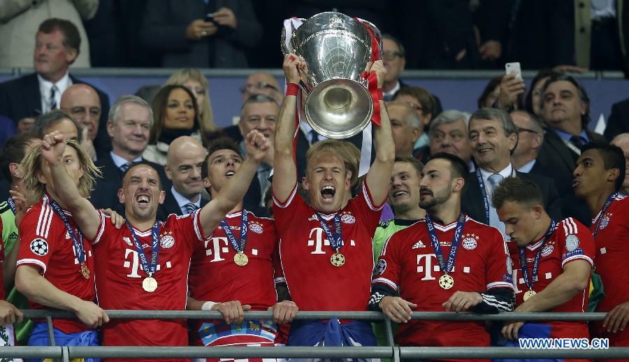 Arjen Robben of Bayern Munich holds the trophy during the awarding ceremony for the UEFA Champions League final football match between Borussia Dortmund and Bayern Munich at Wembley Stadium in London, Britain on May 25, 2013. Bayern Munich claimed the title with 2-1.(Xinhua/Wang Lili)