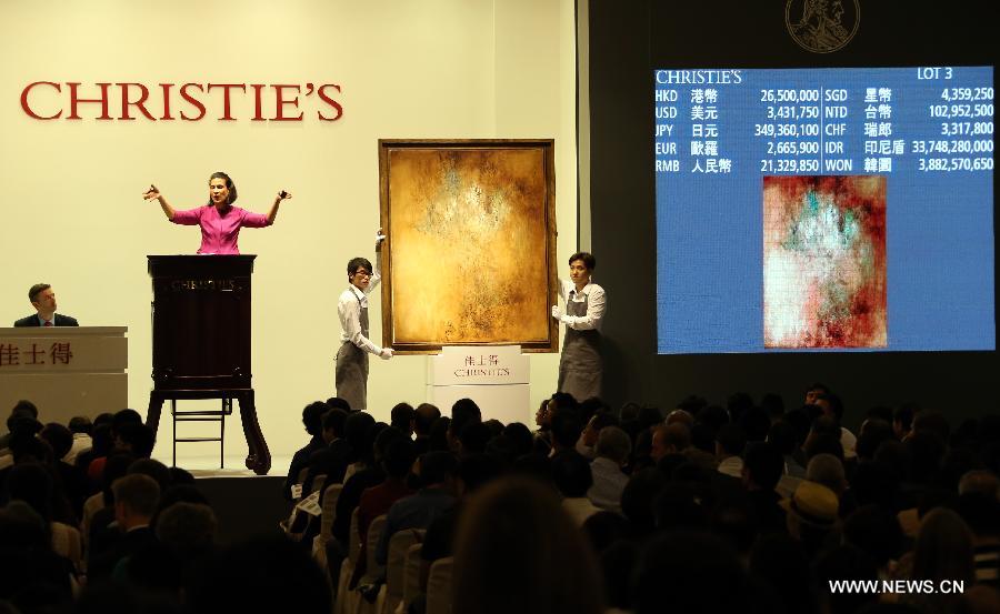 An auctioneer auctions a painting work by Chinese-French abstract painter Zao Wou-Ki at an auction of the Asian 20th Century & Contemporary Art held by Christie's in Hong Kong, south China, May 25, 2013. The five-day Christie's 2013 spring auction kicked off in Hong Kong on May 25. (Xinhua/Li Peng)