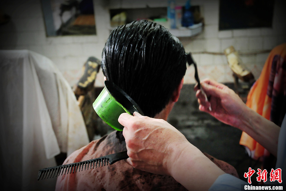 Chen Shuiping, a 59-year-old barber, dyes hair using old tools at Tating barbershop in Fuzhou city, capital of East China's Fujian province. （Photo/Chinanews）