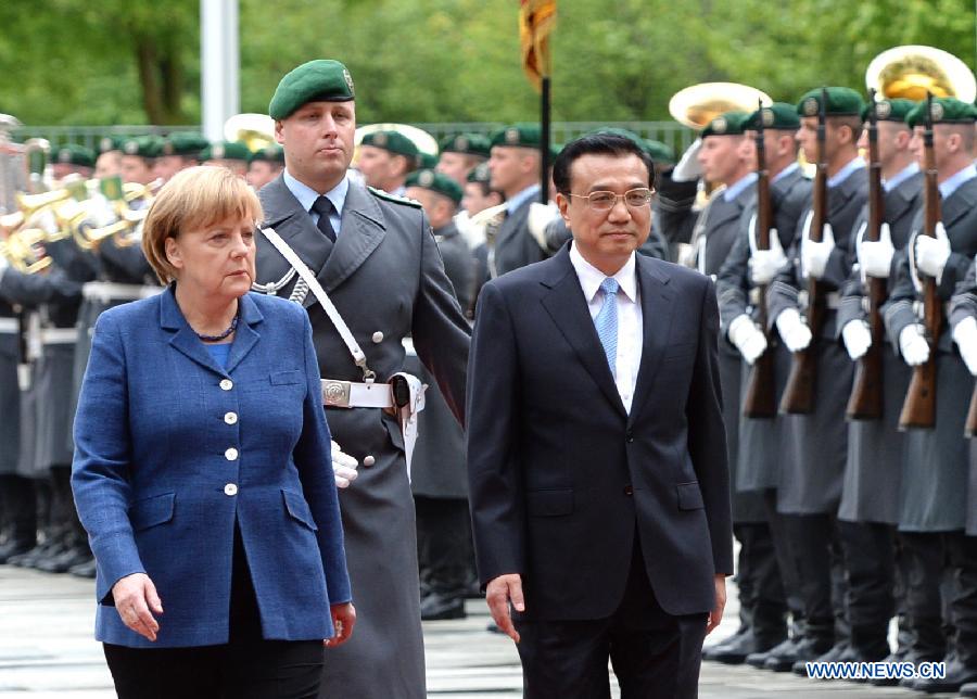 Chinese Premier Li Keqiang (front R) attends a welcoming ceremony held by German Chancellor Angela Merkel (L) in Berlin, capital of German, May 26, 2013. (Xinhua/Ma Zhancheng) 