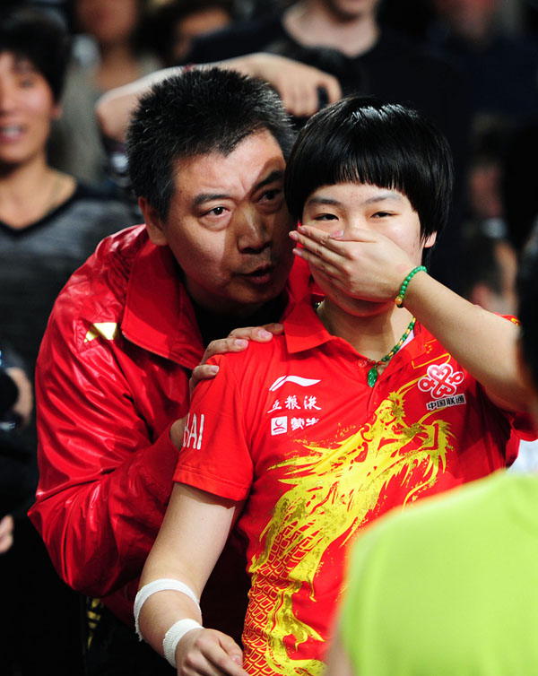 Li Xiaoxia (R) celebrates her victory with her coach during Table Tennis Championships on May 19, 2013 in Paris. (Xinhua Photo/ Tao Xiyi)