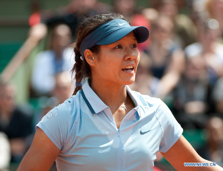 Li Na of China reacts during her women's singles first round match against Anabel Medina Garrigues of Spain on day 2 of the 2013 French Open tennis tournament at Roland Garros in Paris, France, May 27, 2013. Li Na won 2-0. (Xinhua/Bai Xue)