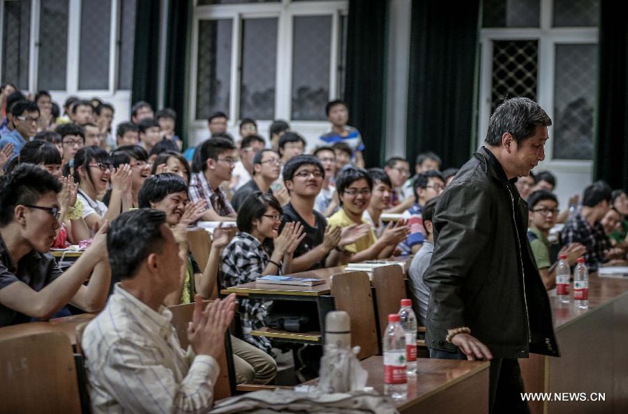 Photo taken on May 13, 2013 shows Zhang Gangning (R), a piano maker, prepares to deliver a speech to students of Nanjing University of Aeronautics and Astronautics in Nanjing, capital of east China's Jiangsu Province.