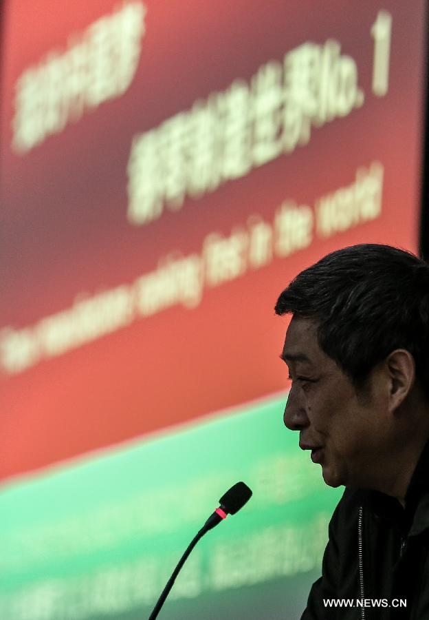 Photo taken on May 13, 2013 shows Zhang Gangning, a piano maker, delivers a speech to students of Nanjing University of Aeronautics and Astronautics in Nanjing, capital of east China's Jiangsu Province. (Xinhua/Yang Lei)