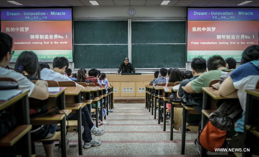 Photo taken on May 13, 2013 shows Zhang Gangning (C), a piano maker, delivers a speech to students of Nanjing University of Aeronautics and Astronautics in Nanjing, capital of east China's Jiangsu Province.  (Xinhua/Yang Lei)