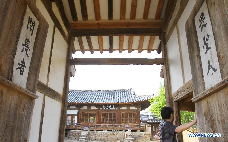 Hahoe Village, as one of the hottest tourism destinations in Andong City, S.Korea, is the village from which the Ryu family originated and where its members have lived together for 600 years. It is a place where tile-roofed and straw-roofed houses have been quite well preserved for a long time. This village is especially well known as the birth place of Joseon Dynasty: the latter was prime minister during the period of the Japanese invasion (from 1592 to 1598). (Xinhua Photo)
