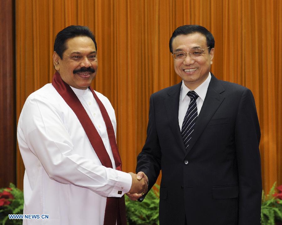 Chinese Premier Li Keqiang (R) shakes hands with President of Sri Lanka Mahinda Rajapaksa (L) during a meeting with him in Beijing, capital of China, May 29, 2013. (Xinhua/Rao Aimin) 