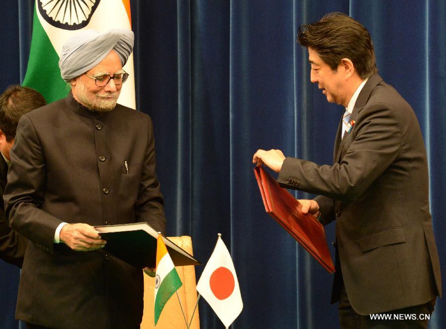 Japanese Prime Minister Shinzo Abe (R) and his Indian counterpart Manmohan Singh attend a joint press conference in Tokyo, Japan on May 29, 2013. (Xinhua/Ma Ping) 