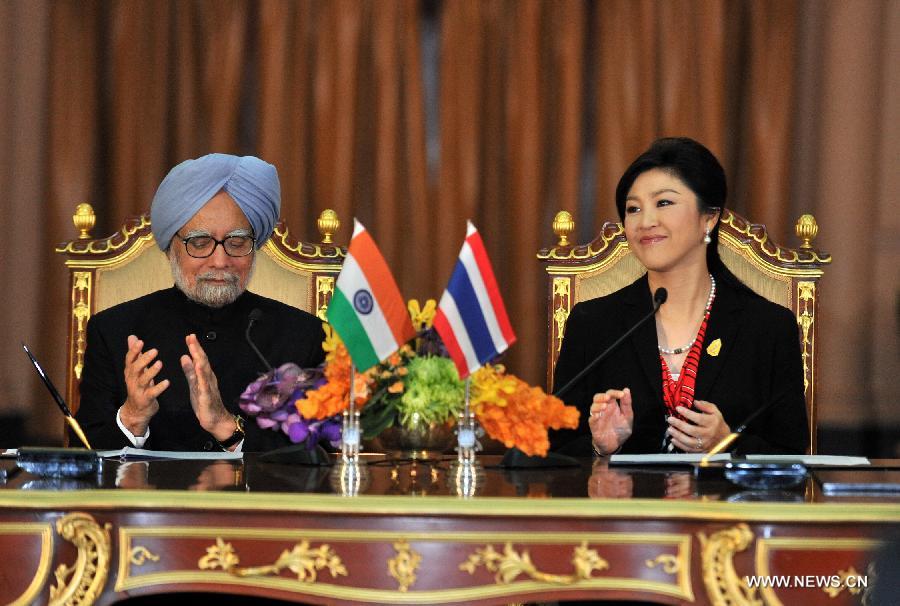 Thai Prime Minister Yingluck Shinawatra (R) and her Indian counterpart Manmohan Singh attend a joint press conference at the Government House in Bangkok, capital of Thailand, May 30, 2013. Manmohan Singh arrived in Bangkok on May 30 for a two-day official visit to enhance bilateral relations between India and Thailand. (Xinhua/Gao Jianjun)