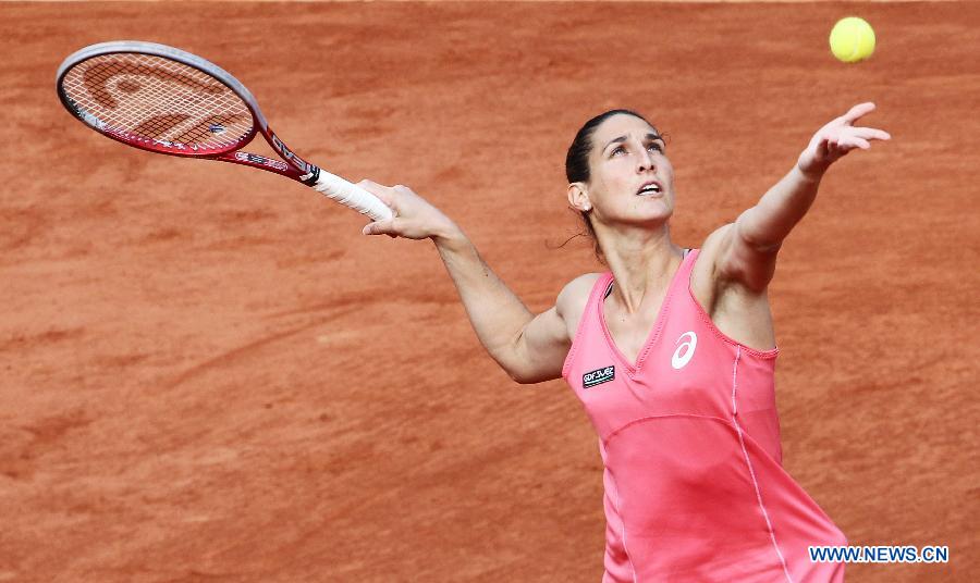 France's Virginie Razzano serves during women's singles third round match against Ana Ivanovic of Serbia at the French Open tennis tournament at the Roland Garros stadium in Paris, France, May 31, 2013. Ivanovic won 2-0. (Xinhua/Gao Jing) 