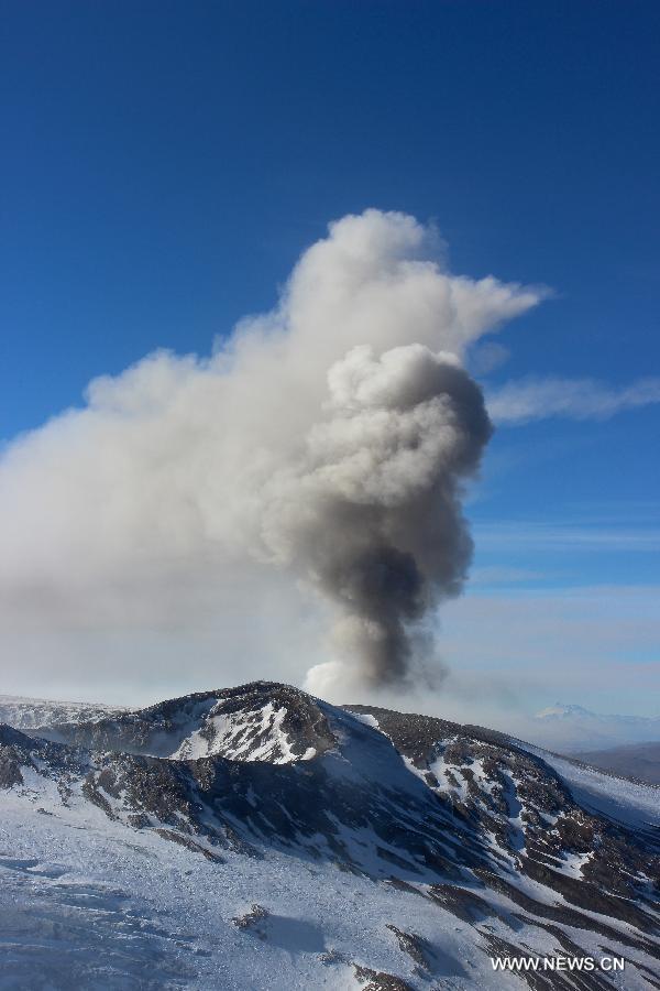 Image provided by Chile's National Service of Geology and Mining (Sernageomin) and Chile's National Emergency Office (Onemi) shows Copahue volcano spewing ash near Chile's southern town of Alto Biobio, on May 24, 2013. Some 1,400 Chilean residents near Copahue Volcano have been evacuated after an alert was issued on an imminent eruption, a local official said on May 31, 2013. (Xinhua/SERNAGEOMIN/ONEMI)