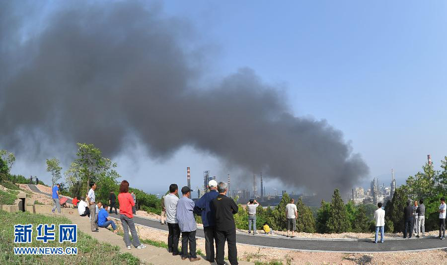 Oil tank blast causes casualties in Dalian, northeast China's Liaoning Province, June 2, 2013. At least two people were injured and two others have been reported missing after two tanks containing residual diesel oil exploded around 2:20 p.m. The cause of the blast is under investigation.(Xinhua/Cai Yongjun)