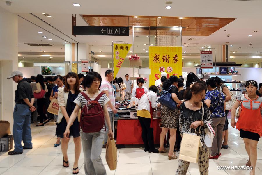 Customers rush to buy discount goods at the Japan-based Isetan Supermarket in Shenyang, capital of northeast China's Liaoning Province, May 31, 2013. Isetan Mitsukoshi Holdings Ltd. closed its department store in Shenyang on June 1, 2013 amid poor business conditions. Earlier, Isetan Mitsukoshi closed other two stores respectively in east China's Shanghai and Jinan. (Xinhua/Yao Jianfeng)  