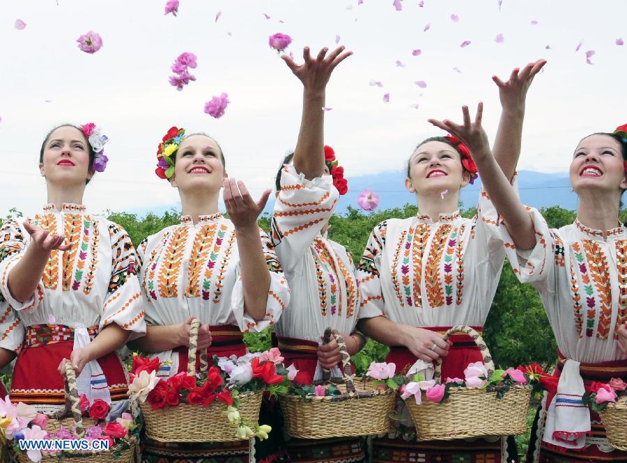 Bulgarian girls welcome guests during the Rose Festival in the Kazanlak city, the center of Bulgaria's Rose Valley, June 2, 2013. The Rose Festival was held in Kazanluk on Sunday, with activities including rose picking, dance performances and parade after the election of the Rose Queen. Bulgaria is one of the biggest producers of rose oil in the world. (Xinhua/Chen Hang) 