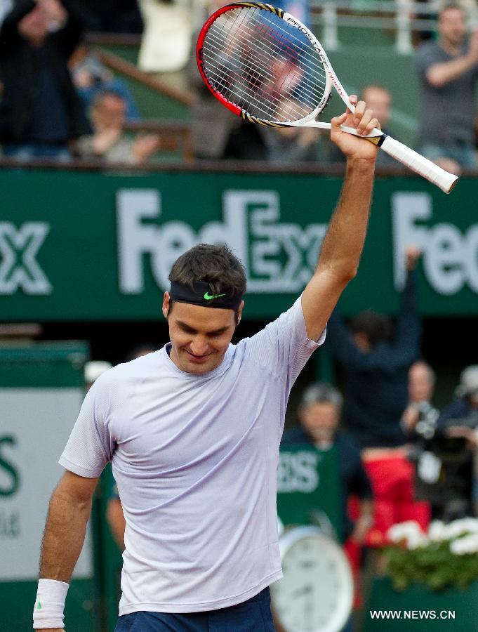 Roger Federer of Switzerland celebrates after winning his men's singles fourth round match against Gilles Simon of France on day 8 of the 2013 French Open tennis tournament at Roland Garros in Paris, France, on June 2, 2013. Roger Federer won 3-2 to enter the quarter-finals. (Xinhua/Bai Xue)