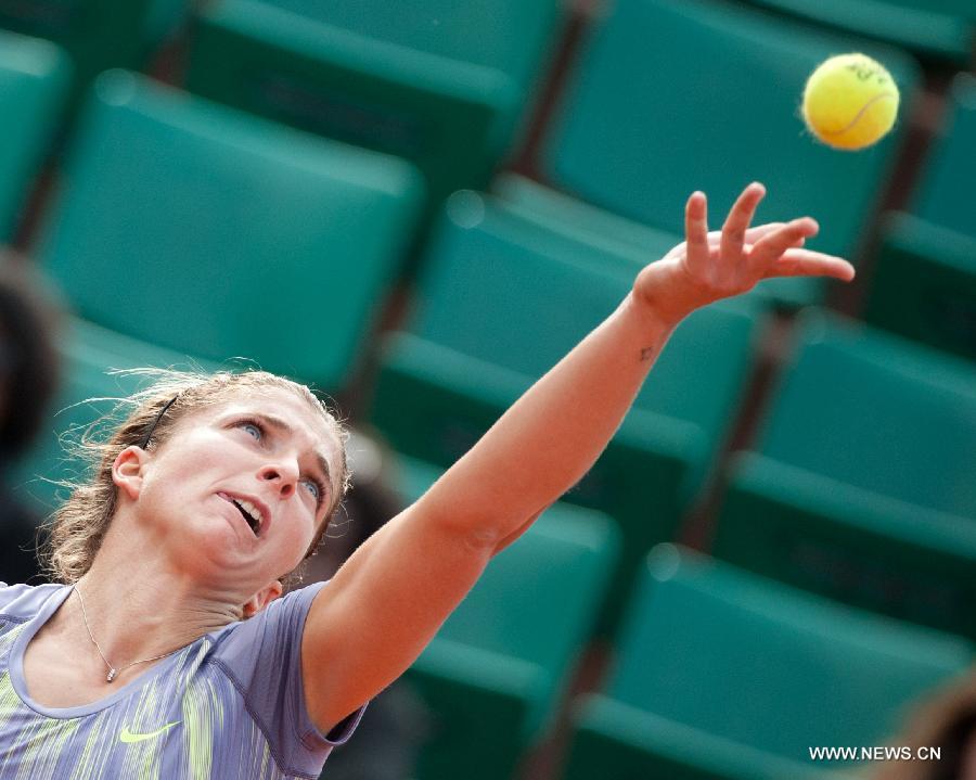 Sara Errani of Italy serves the ball during her women's singles fourth round match against Carla Suarez Navarro of Spain on day 8 of the 2013 French Open tennis tournament at Roland Garros in Paris, France, on June 2, 2013. Sara Errani won 2-1 to enter the quarter-finals. (Xinhua/Bai Xue)
