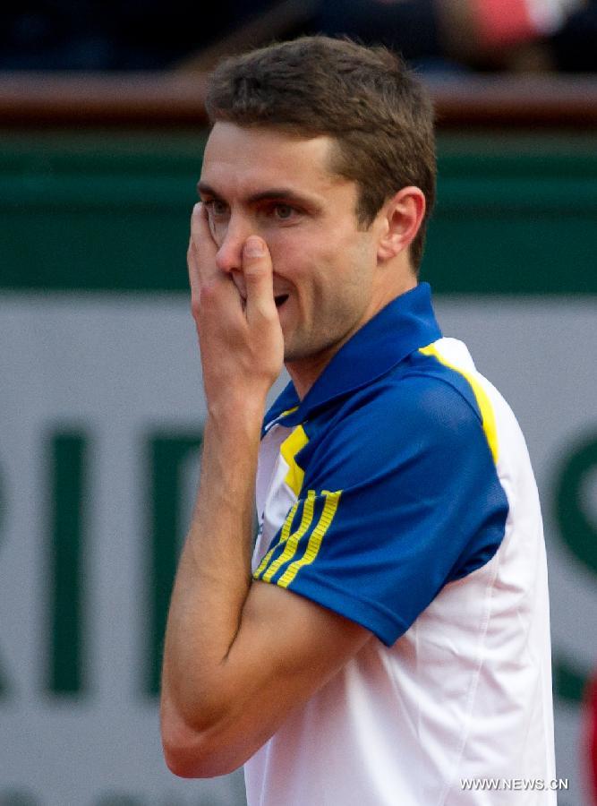 Gilles Simon of France reacts during his men's singles fourth round match against Roger Federer of Switzerland on day 8 of the 2013 French Open tennis tournament at Roland Garros in Paris, France, on June 2, 2013. Gilles Simon lost 2-3. (Xinhua/Bai Xue)