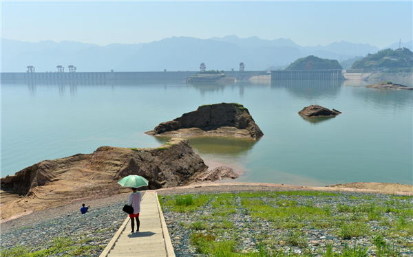 Islands appear as the water level of the Three Gorges Dam dropped to 149.97 meters in Yichang city, Hubei province, on June 2, 2013. The water level of China's largest water control and hydropower project is set to fall below 146.5 meters before June 10, when major floods around the Yangtze River are expected. (Xinhua Photo)