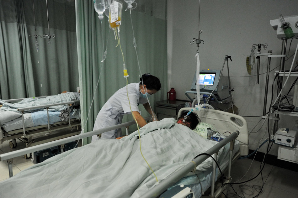 A badly injured worker who survived the deadly fire is received medical treatment in a hospital, Northeast China’s Jilin, June 3, 2013. A fire occurred on Monday in a slaughterhouse owned by the Jilin Baoyuanfeng Poultry Company in Mishazi Township of Dehui City, northeast China's Jilin. Death toll from the fire has risen to 119. Medical services and rescue work are still ongoing. (Photo/ Xinhua)