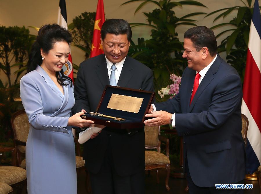 Chinese President Xi Jinping (C) and his wife Peng Liyuan (L) receive the Key to the city of San Jose from San Jose's Mayor Johnny Araya (R) in San Jose, capital of Costa Rica, June 3, 2013. (Xinhua/Lan Hongguang) 