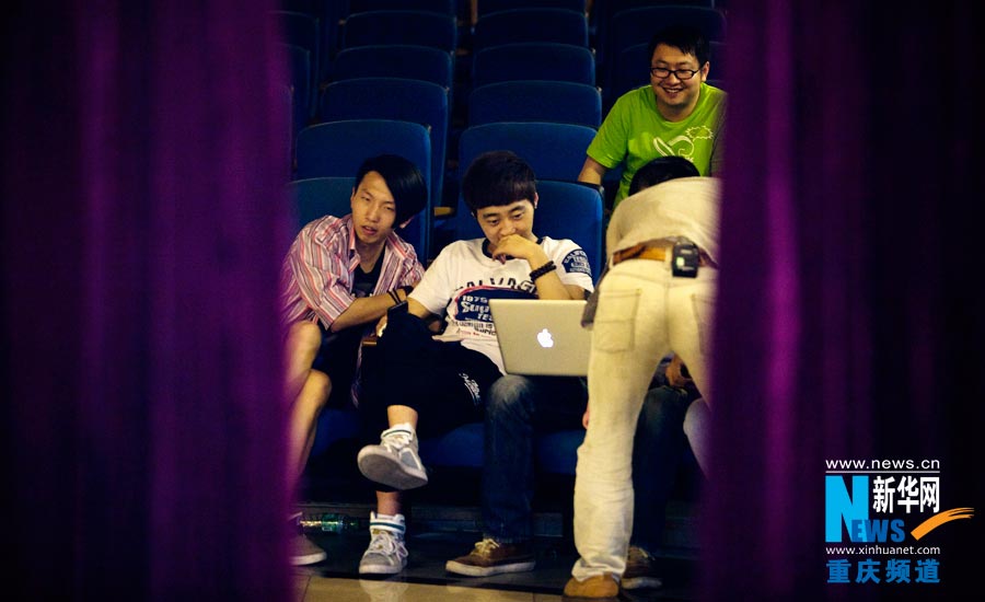 Actors and stage mangers watch and learn drama work. (Photo/Xinhua)