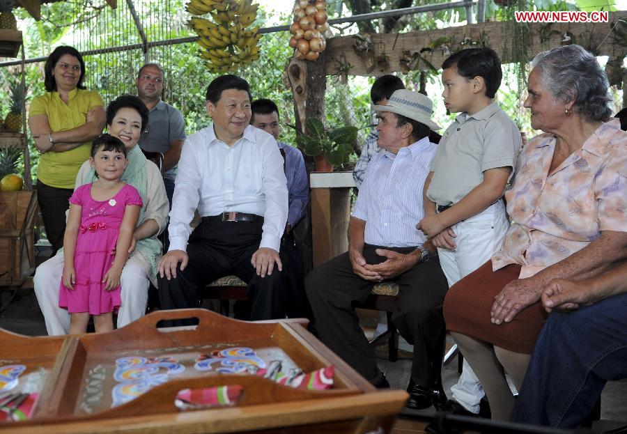 Chinese President Xi Jinping (2nd L, front) chats with members of a local farmer's family during a visit with his wife Peng Liyuan in Costa Rica, June 3, 2013. (Xinhua/Zhang Duo)