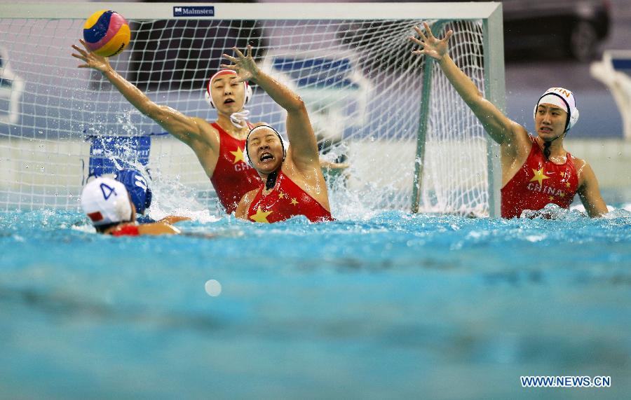 Yang Jun (2nd L) of China saves during the quarterfinal against Italy at the 2013 FINA Women's Water Polo World League Super Final in Beijing, capital of China, June 4, 2013. China won 11-8. (Xinhua/Bai Xuefei)