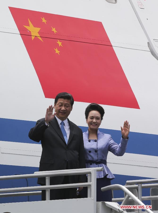 Chinese President Xi Jinping and his wife Peng Liyuan arrive in Mexico City June 4, 2013 for a three-day state visit to Mexico. (Xinhua/Ding Lin)