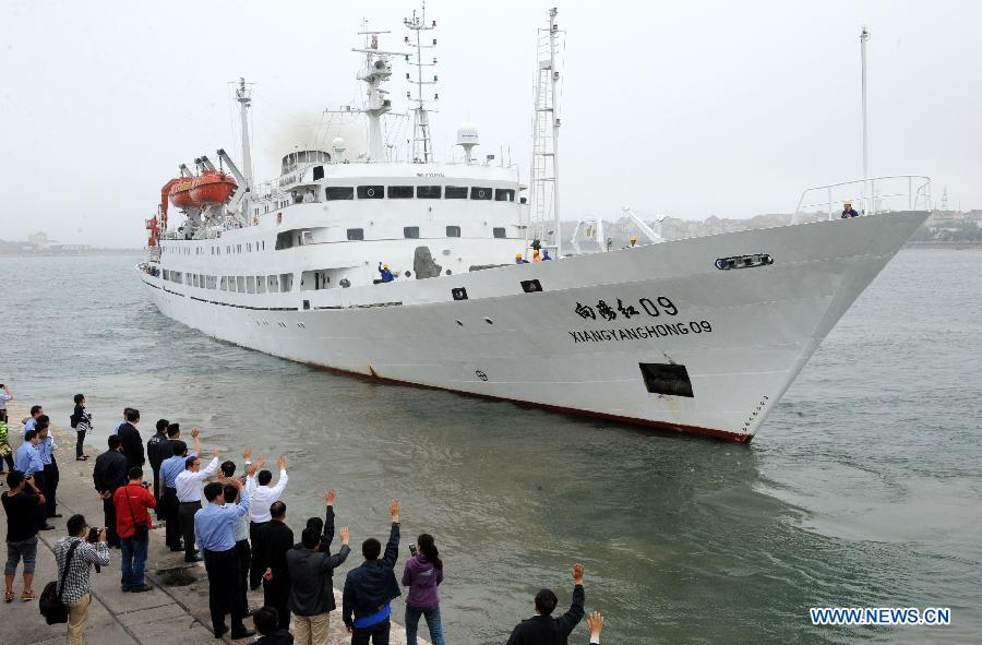 Xiangyanghong 09, a mother vessel for the manned submersible Jiaolong, leaves Zhongyuan Dock in Qingdao, east China's Shandong Province, June 5, 2013, to receive Jiaolong in Jiangyin City of east China's Jiangsu Province. Xiangyanghong 09 is expected to leave for the South China Sea and the North Pacific on June 10, kicking off a sailing of experimental application. It will conduct a scientific research on marine biodiversity during its 110-day journey. (Xinhua/Li Ziheng) 