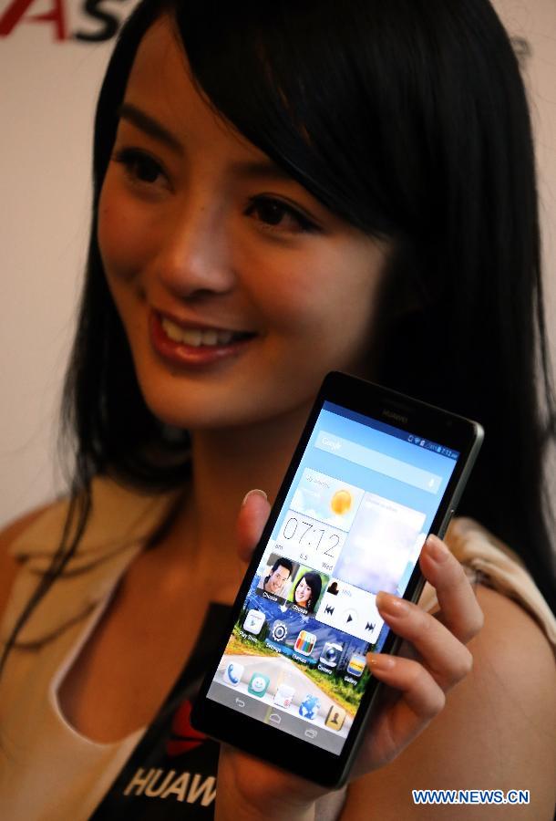 A model presents Ascend Mate, new smart phone of Huawei, in Hong Kong, south China, June 5, 2013. Huawei launched its flagship smart phone Ascend Mate in Hong Kong on June 5. (Xinhua/Li Peng) 