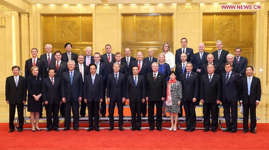 Chinese Premier Li Keqiang (C, front) poses for a photo with a group of business executives who have attended the Global CEO Council in Beijing or will participate in the 2013 Fortune Global Forum, which will open on Thursday in Chengdu, at the Great Hall of the People in Beijing, capital of China, June 5, 2013. (Xinhua/Pang Xinglei) 