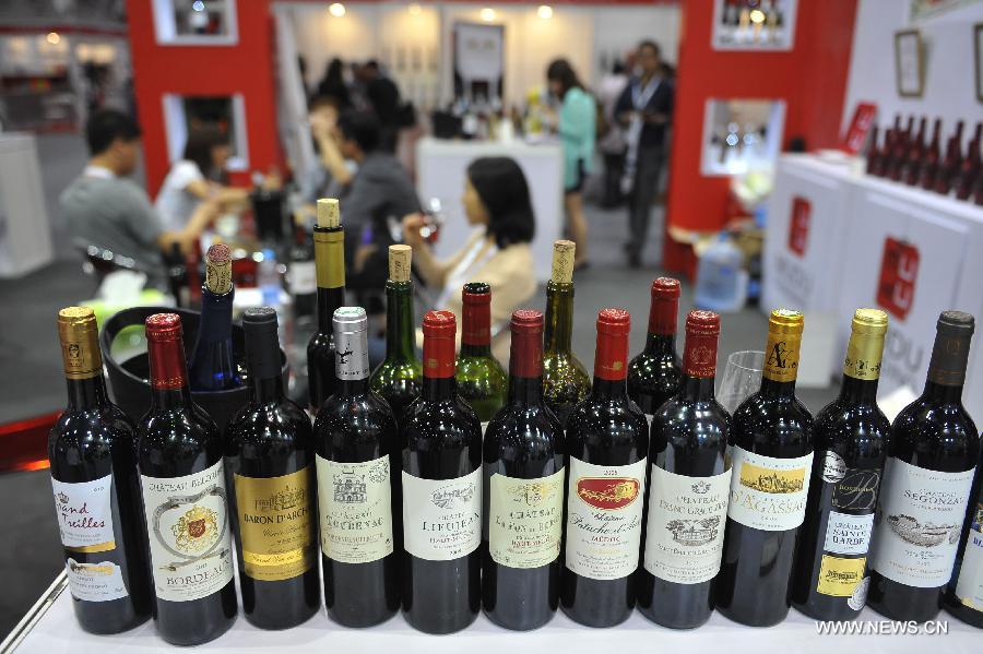 Visitors taste wine at the Top Wine China 2013 Expo in Beijing, capital of China, June 5, 2013. The 3-day expo kicked off on June 4, with over 5,000 wine brands from home and abroad participated. (Xinhua/Lu Peng)